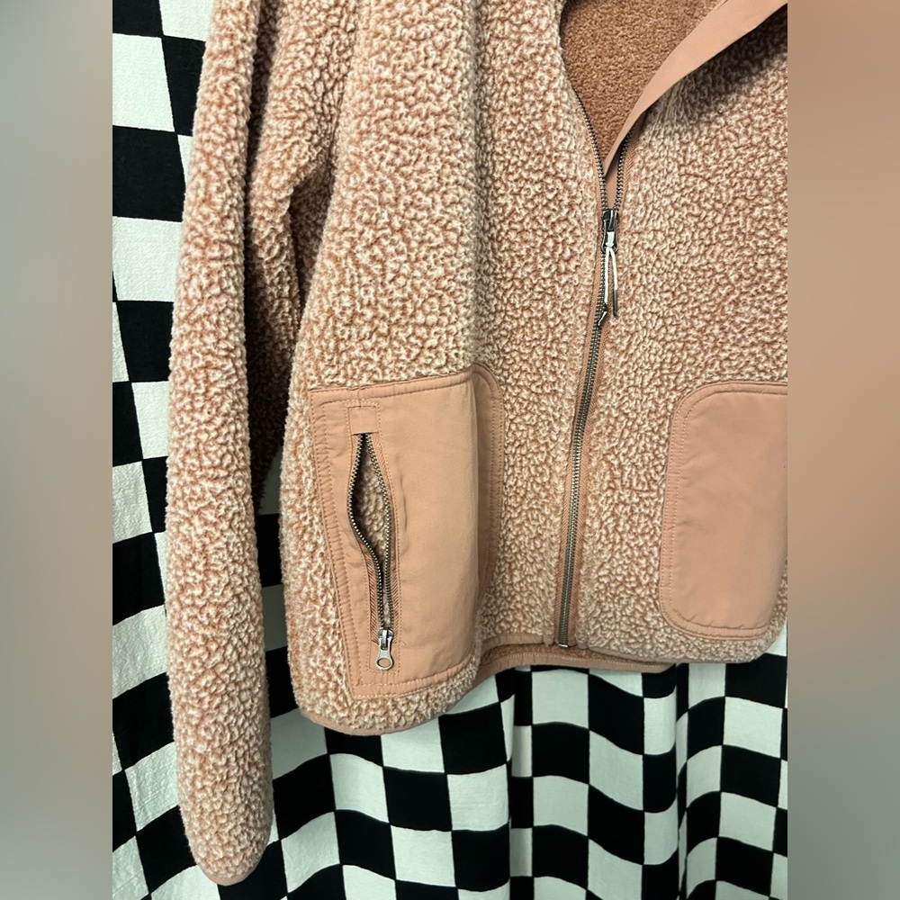 Vuori Women's Alpine Sherpa Jacket - Picture 9 of 16